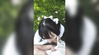 Em nữ sinh bú cu ngoài công viên