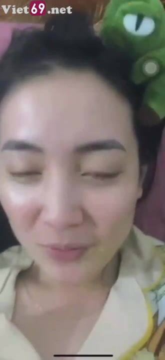 Em gái răng khểnh vú to gọi cho người yêu lúc tắm
