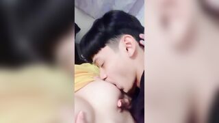 Mút vú chị họ