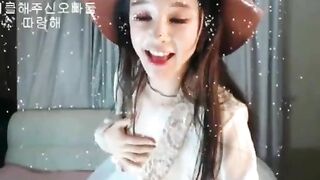 Gái xinh live stream nhảy nhót khoe vú bự để kiếm tiền