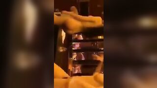 Thoát y chiều khách trong quán karaoke