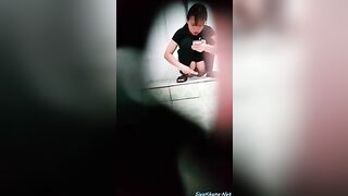 Đột kích quay lén toilet nữ sinh.