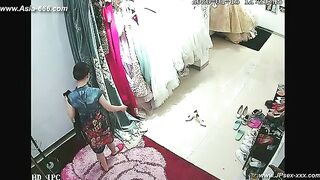 Hack cam quay lén phòng thử đồ váy cưới