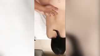 Doggy em lúc đang nghe điện thoại
