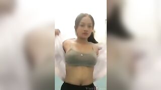 Đi học về em thay đồ