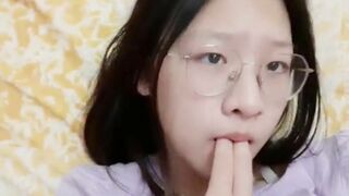 Em học sinh khoe lồn non không lông