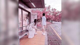 Em gái bắn tung tóe