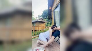 Bắt bạn gái mút chim ngoài bạn công cực phê