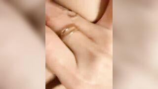 Mới chạm nhẹ thôi mà nước lồn chảy lênh lắng rồi
