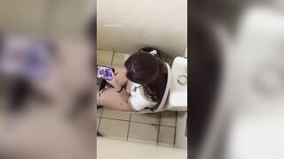 Quay Lén Nhân Viên Ngân Hàng Vib Đi Vệ Sinh Lồn Toàn Lông 2
