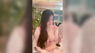 Có con bạn thân như này sao mà kiềm chế nổi