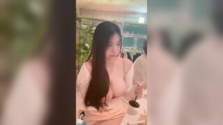 Có con bạn thân như này sao mà kiềm chế nổi