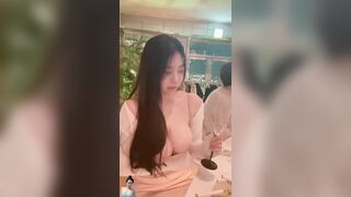 Có con bạn thân như này sao mà kiềm chế nổi