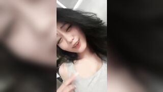 Quay lén em học sinh đi đái 2