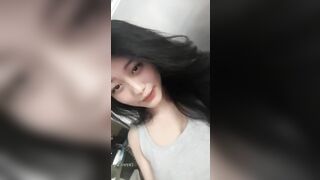 Quay lén em học sinh đi đái 2