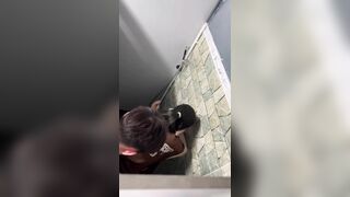 Clip sex quay lén 2 em Gen Z trốn nhà vệ sinh chịch