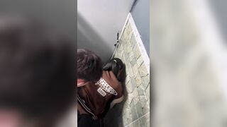 Clip sex quay lén 2 em Gen Z trốn nhà vệ sinh chịch