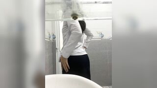 Em nhân viên cực múp thủ dâm trong nhà vệ sinh trường học