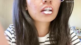 Gái Dâm Ngồi Trên Ghế Móc Lồn Hồng Hồng