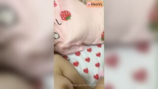 Nhắm mắt tận hưởng những cú dập vào lồn