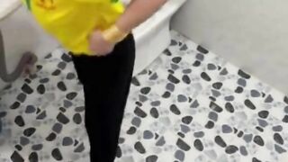 Quay lén nhà vệ sinh trường 2