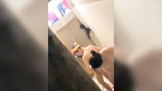 Quay lén 2 em sinh viên hàng xóm tắm chung
