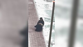 Cãi nhau với người yêu, em gái lột đồ giữa mùa đông lạnh giá