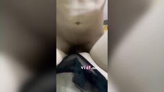 Anh ngồi dưới nhấp đi để em quay phim cho