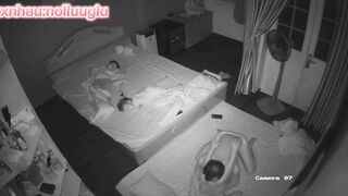 Vợ chồng lén địt khi con ngủ, nước lồn lênh láng