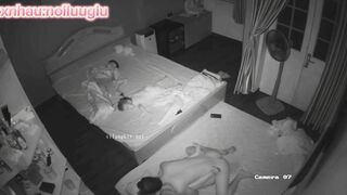 Vợ chồng lén địt khi con ngủ, nước lồn lênh láng