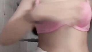 Bố phát hiện video show hàng của con gái khi vào message
