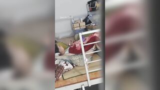 Nên làm gì đây các bác?? Ngủ dậy thấy em gái mình nằm thủ dâm