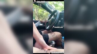 vừa lái oto 1 tay cầm vô lăng 1 tay ngồi móc bím em ny đang chổng lồn lên