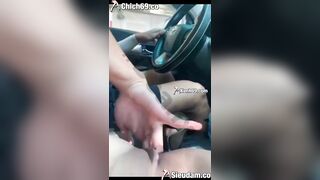vừa lái oto 1 tay cầm vô lăng 1 tay ngồi móc bím em ny đang chổng lồn lên
