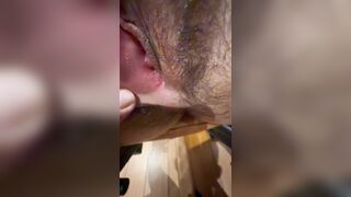 Lồn non siêu lông của vợ thằng bạn. Ngày nào cũng dân vợ thằng bạn ks bú lồn rồi đụ