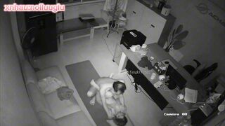 vợ chồng trốn con địt ngoài phòng khách