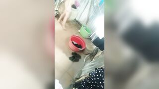 Em gái mới lớn vừa tắm vừa show lồn cực múp