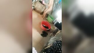 Em gái mới lớn vừa tắm vừa show lồn cực múp