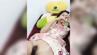 Em gọi sang nhà chơi và em không mặc đồ lót