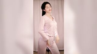 Em thề là em nó xinh, ăn mặc kín đáo lịch sự