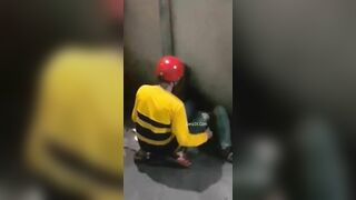 Clip Sex Tài Xế Bee Ép Em Gái Ăn Xin Bú Cặc Mình Trong Hẻmm