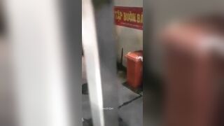 Clip Sex Tài Xế Bee Ép Em Gái Ăn Xin Bú Cặc Mình Trong Hẻmm
