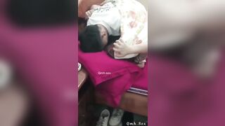 [Leak] Dẫn hẳn con bạn học chung lớp về phòng địt rồi mặc nhiên để thằng bạn quay.