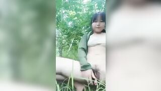 Em Gái Mới Lớn nứng lồn quá trốn ra vườn thủ dâm cho bớt ngứa lồn
