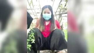 Chị Gái Miền Tây Thủ Dâm Ngoài Vườn Vỗ Lồn Đen Đét