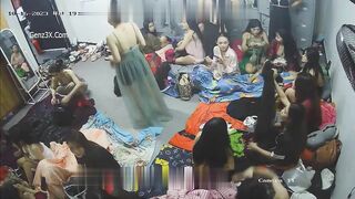 Bí Mật Bên Trong Phòng Thay Đồ Tay Vịn Quán Karaokee