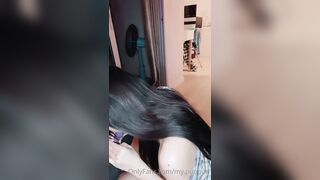 Đang cởi đồ bú sex toy ở phòng khách thì mẹ về
