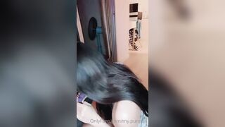 Đang cởi đồ bú sex toy ở phòng khách thì mẹ về