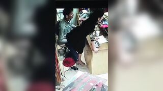 Chồng check. Cam thấy vợ địt nhau với trai ở ngoài cửa hàng