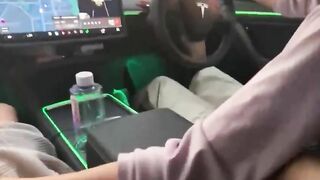 Đang lái xe mà gặp đèn đỏ thì làm gì